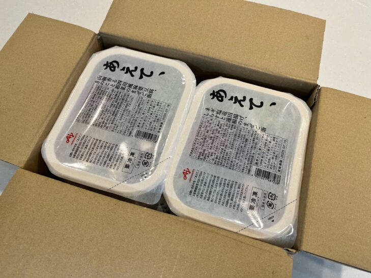 ダンボールにお弁当が並んでいる写真