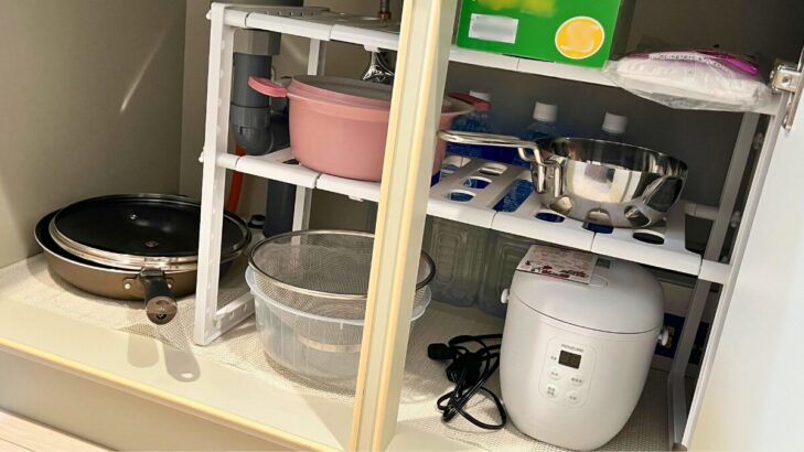 キッチンシンク下の小さなデッドスペースに水を入れてある様子