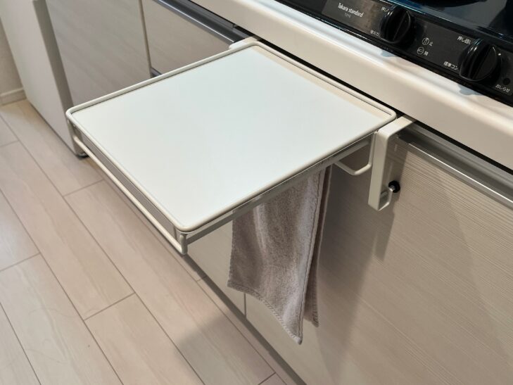 キッチン拡張台を展開して調理スペースに使っている様子