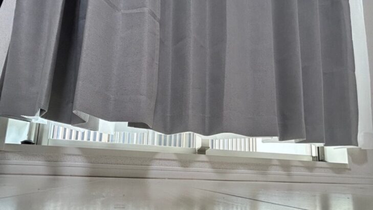 遮光カーテンの長さが床から5cm足りていない様子