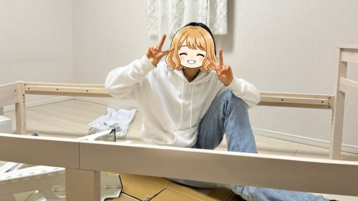 ベッドフレームを組み立てる娘の様子