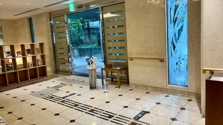 フォーレスト本郷 大理石のエントランスロビー