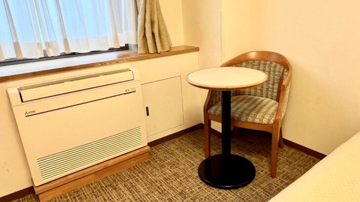 フォーレスト本郷 窓際の丸テーブルと椅子