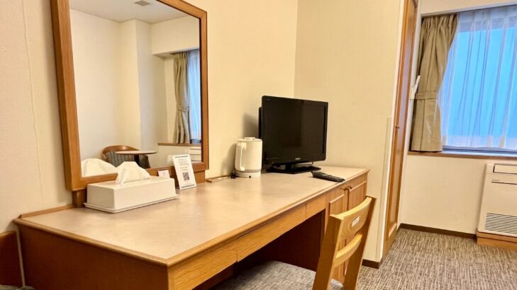 フォーレスト本郷 広々とした学習デスクと大きな鏡