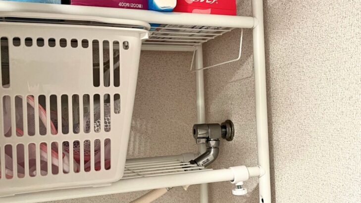 洗濯機の蛇口が横に出ている問題のクローズアップ