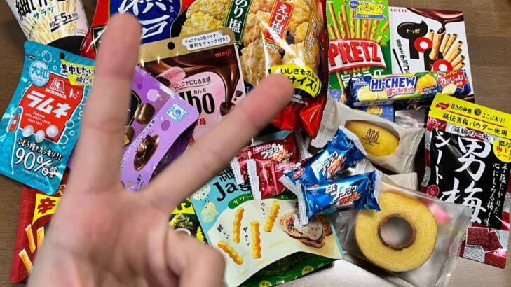 東進模試の休み時間用に用意したお菓子。ラムネやチョコレートなど、パッと糖分補給できるおやつの山
