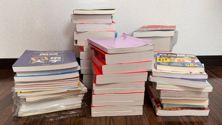 買取に出す本を仕分けした山。赤本・参考書・プリント類をまとめた様子