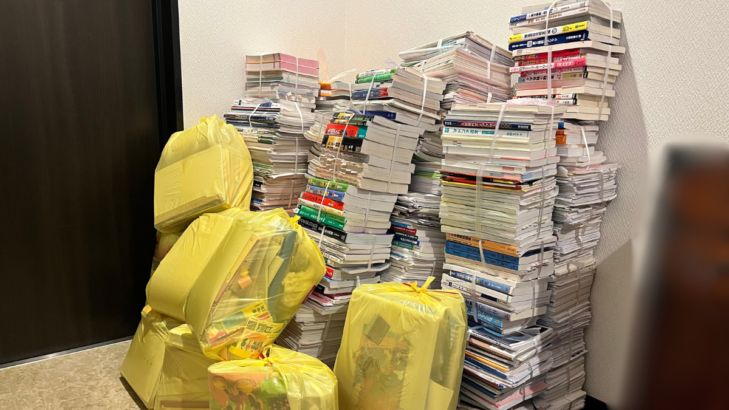 大学合格した後に捨てた参考書やノートの山とゴミ袋